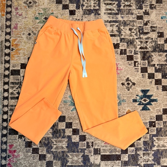 Figs Vibrant Orange Scrub set - Picture 4 of 6